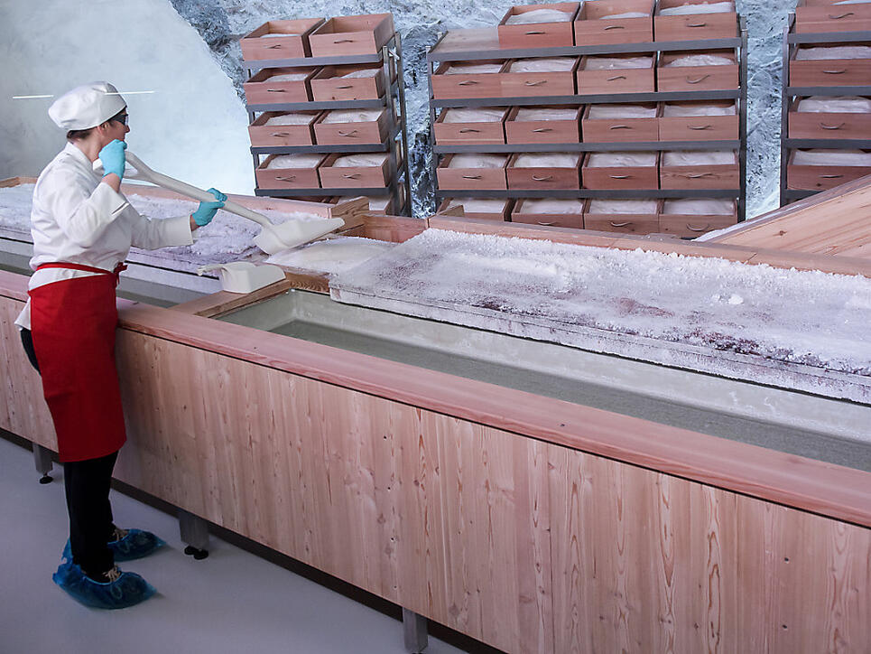 Die Besucherinnen und Besucher des Salzbergwerks von Bex VD können mitverfolgen, wie Salz hergestellt wird.