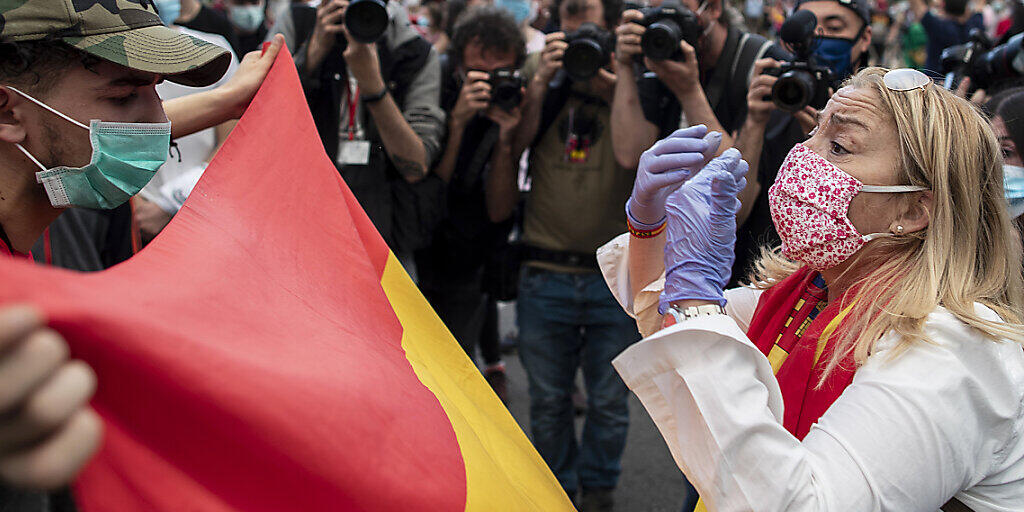 Trotz heftigen Widerstands der Opposition und zunehmender Proteste verärgerter Bürger hat in Spanien das Parlament den Corona-Lockdown zum fünften Mal verlängert. Trotz heftigen Widerstands der Opposition und zunehmender Proteste verärgerter Bürger hat in Spanien das Parlament den Corona-Lockdown zum fünften Mal verlängert.
