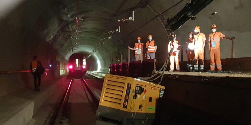 Für die Übung simulierte die SBB eine Kollision eines Personenzugs mit einem im Tunnel stehenden Bauzug. Vom Unfall betroffen waren 150 Zugreisende.