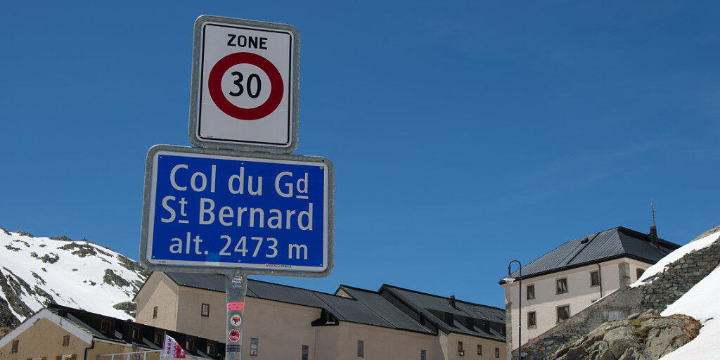 Nach der Schliessung der Passstrasse über den Grossen St. Bernhard bei gleichzeitiger Sanierung des Tunnels ist das Wallis mit Italien nur noch über den Simplonpass verbunden. (Archivbild)
