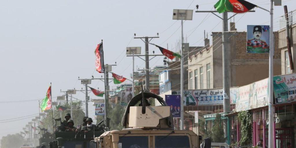 Afghanische Sicherheitskräfte patroullieren in den Strassen von Kundus nach dem Angriff der Taliban auf die Stadt.