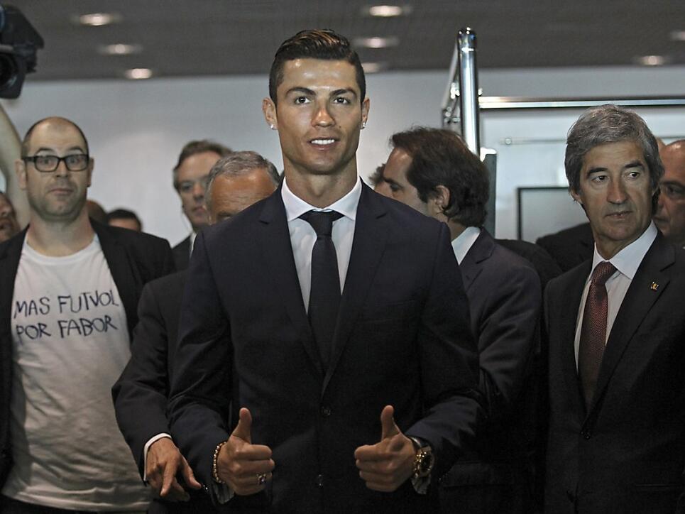 Die Genfer Privatbank Mirabaud hat offensichtlich in ihrem Spanien-Geschäft vom medialen Rummel um Steuerhinterziehungen des portugiesischen Fussballstars Cristiano Ronaldo (Bildmitte) profitiert. (Archiv)