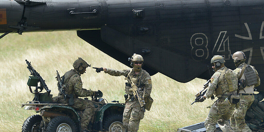 ARCHIV - Soldaten des Kommandos Spezialkräfte (KSK) stürmen auf dem Kasernengelände in Calw während einer Übung ein Fahrzeug. Foto: picture alliance / dpa ARCHIV - Soldaten des Kommandos Spezialkräfte (KSK) stürmen auf dem Kasernengelände in Calw während einer Übung ein Fahrzeug. Foto: picture alliance / dpa