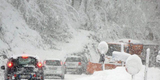 Eingeschneite Autos bei Pistoia in der Toscana