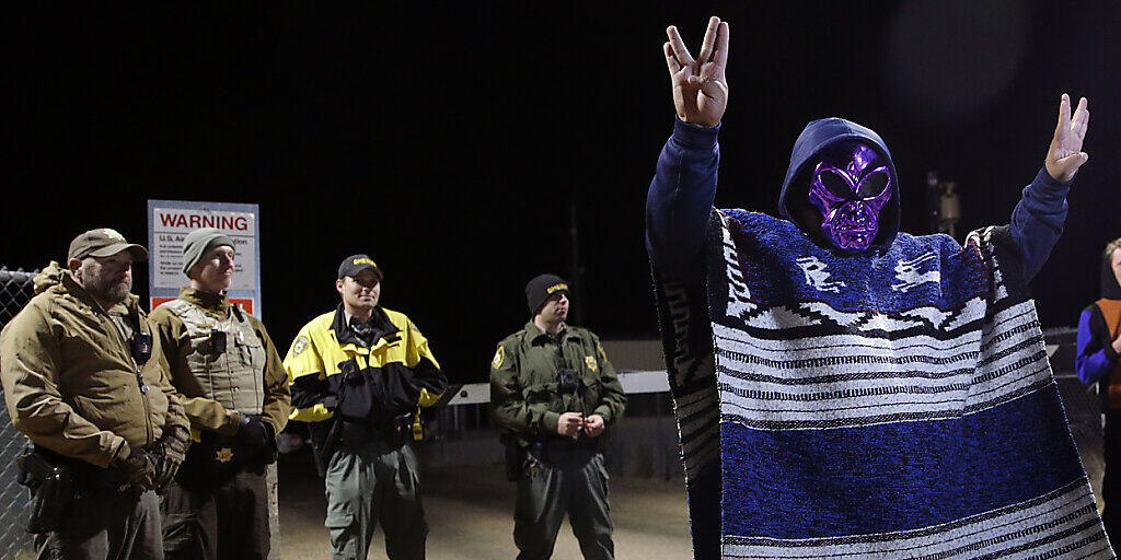 Ein Mann mit Ausserirdischen-Maske beim Eingang zum US-Militärtestgelände Area 51 im Bundesstaat Nevada. Ein Mann mit Ausserirdischen-Maske beim Eingang zum US-Militärtestgelände Area 51 im Bundesstaat Nevada.