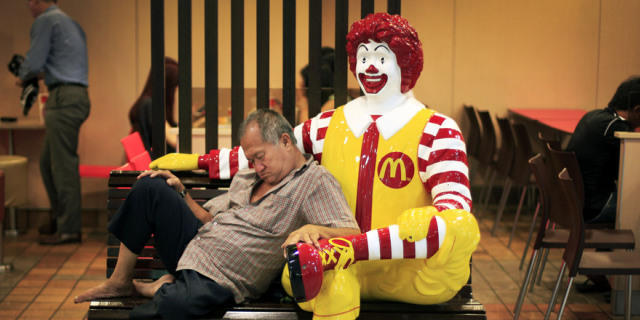 Ronald McDonald in einem Warenhaus in Singapur