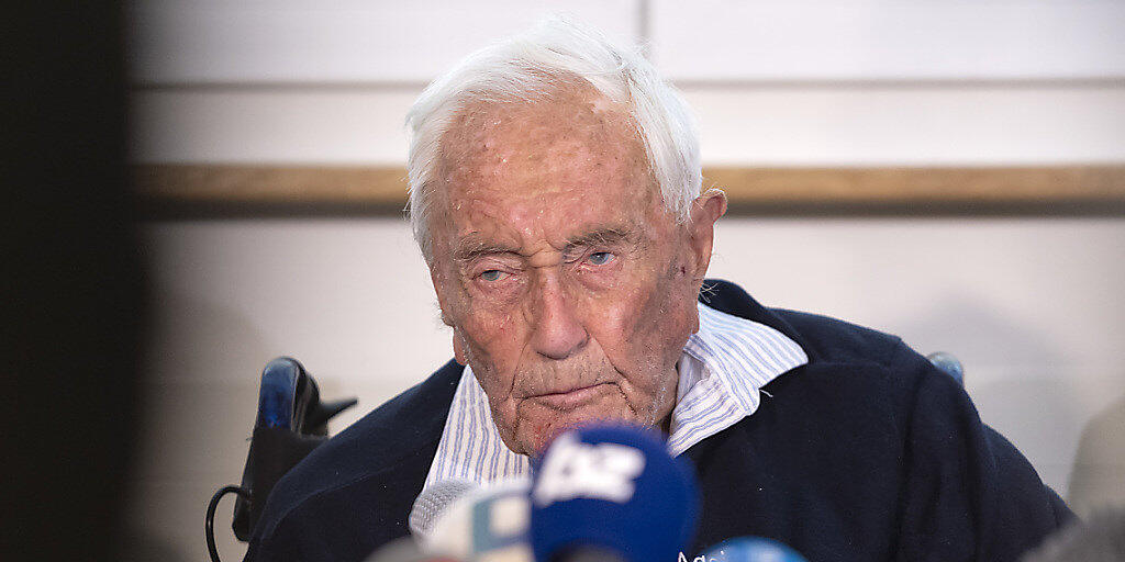Ein Tag vor seinem Freitod stellte sich der 104-jährige David Goodall in Basel den Medien.
