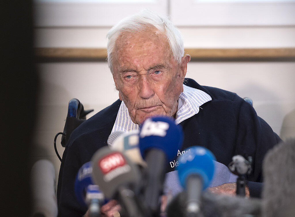 Ein Tag vor seinem Freitod stellte sich der 104-jährige David Goodall in Basel den Medien. Ein Tag vor seinem Freitod stellte sich der 104-jährige David Goodall in Basel den Medien.