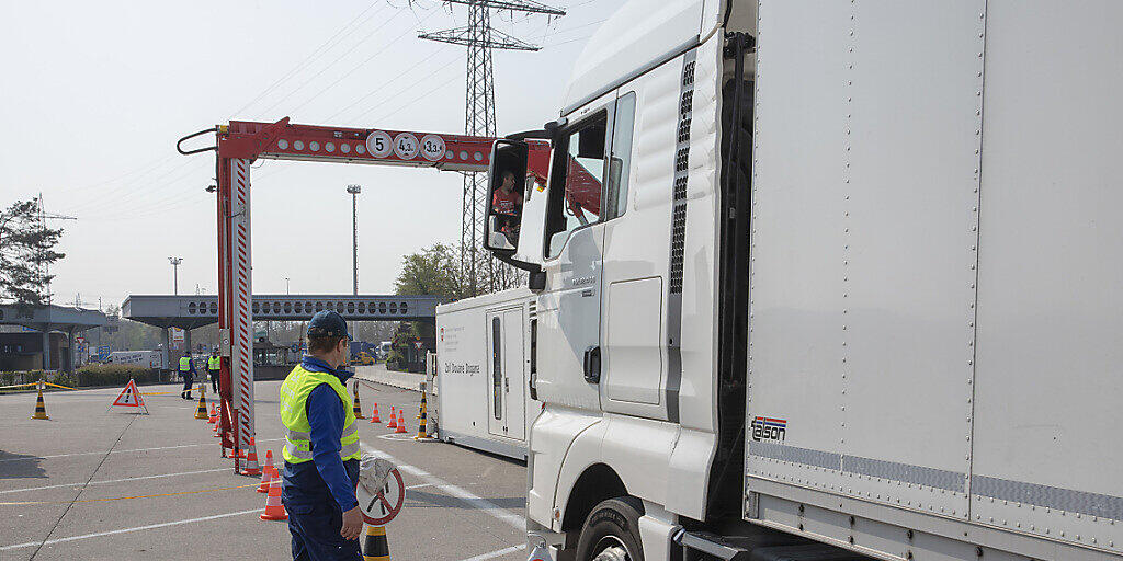 Ein Schweizer Transportunternehmen hat gegen das Kabotageverbot verstossen, indem es 47 ausländische Firmen mit unverzollten Fahrzeugen mit Transporten im Inland beauftragte. (Themenbild) Ein Schweizer Transportunternehmen hat gegen das Kabotageverbot verstossen, indem es 47 ausländische Firmen mit unverzollten Fahrzeugen mit Transporten im Inland beauftragte. (Themenbild)