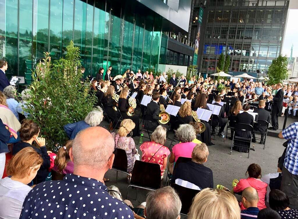 Das britische Jugendorchester spielt ein Gratiskonzert zum Auftakt des diesjährigen Lucerne Festivals unter dem schützenden, weitausragenden KKL-Dach.