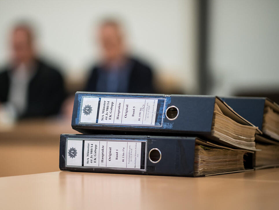 Aktenordner in einem Korruptionsprozess in Deutschland. Das nördliche Nachbarland der Schweiz belegt im neuen Transparency-Bericht bezüglich Korruption Rang 13. (Symbolbild)