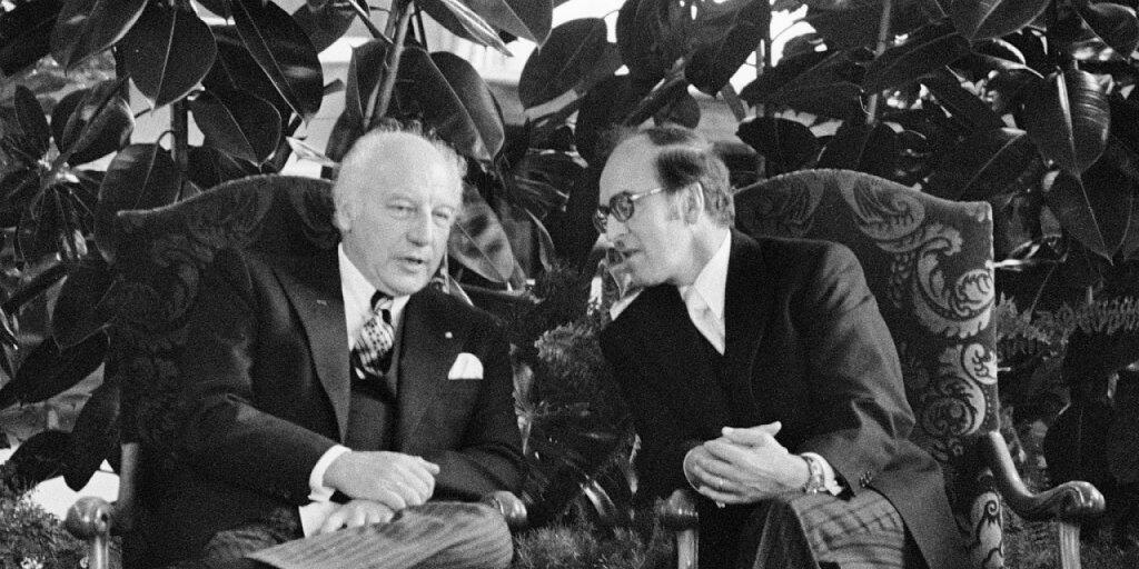 Der ehemalige deutsche Bundespräsident Walter Scheel wäre heute 100 Jahre alt geworden. 1977 war der FDP-Politiker zu Gast in Bern und wurde in der Wandelhalle des Bundeshauses vom Schweizer Bundespräsidenten Kurt Furgler (rechts) empfangen. (Archivbild) Der ehemalige deutsche Bundespräsident Walter Scheel wäre heute 100 Jahre alt geworden. 1977 war der FDP-Politiker zu Gast in Bern und wurde in der Wandelhalle des Bundeshauses vom Schweizer Bundespräsidenten Kurt Furgler (rechts) empfangen. (Archivbild)