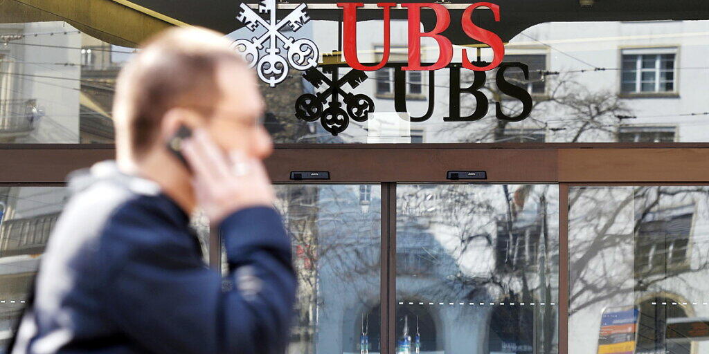 Die Grossbank UBS passt mit der Veröffentlichung der Jahreszahlen ihre Renditeziele nach unten an. (Archiv)