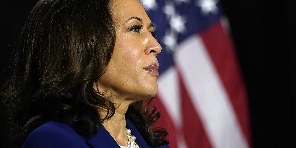 Die demokratische Anwärterin auf den Vizepräsidenten-Posten, Kamala Harris, hört Joe Biden zu. Foto: Carolyn Kaster/AP/dpa