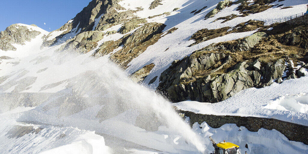 Im hohen Bogen fliegt der Schnee.