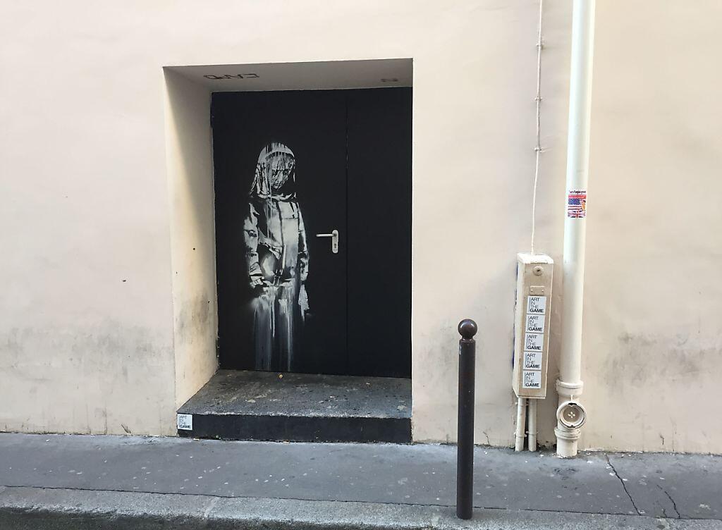 Auf einem Nebeneingang des Pariser Musikclubs "Bataclan" ist ein Wandbild zu sehen, das dem britischen Street-Art-Künstler Banksy zugeschrieben wird. Ob zu Recht, wird heiss diskutiert. Auf einem Nebeneingang des Pariser Musikclubs "Bataclan" ist ein Wandbild zu sehen, das dem britischen Street-Art-Künstler Banksy zugeschrieben wird. Ob zu Recht, wird heiss diskutiert.