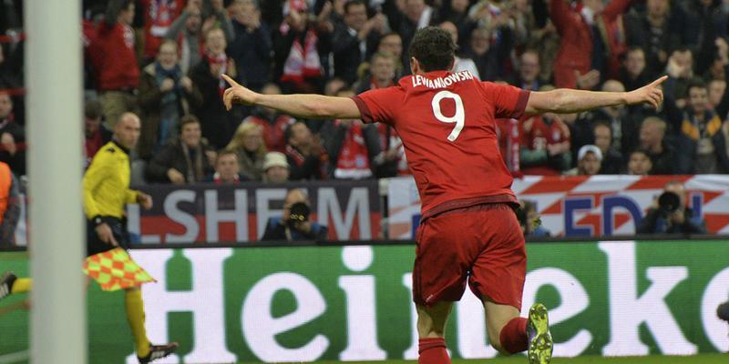 Der Ball im Netz, Robert Lewandowski dreht nach dem 1. Bayern-Tor gegen Arsenal jubelnd ab Der Ball im Netz, Robert Lewandowski dreht nach dem 1. Bayern-Tor gegen Arsenal jubelnd ab