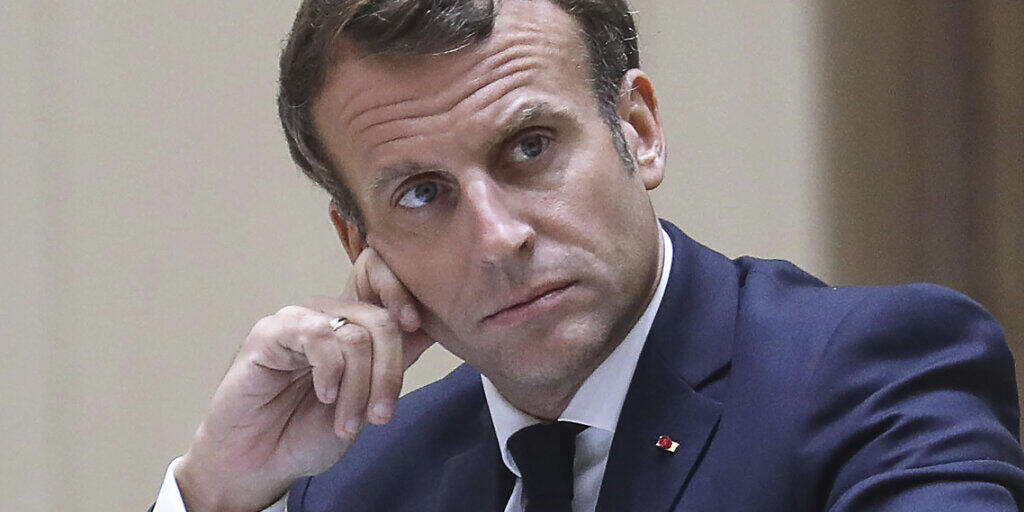 Der französische Präsident Emmanuel Macron will seine Regierung umbilden und seine Politik sozialer ausrichten. (Foto:  Ludovic Marin/AP/KEYSTONE-SDA)