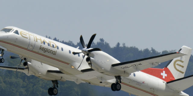 Ein Flugzeug von Etihad Regional startet vom Flughafen Zürich Ein Flugzeug von Etihad Regional startet vom Flughafen Zürich