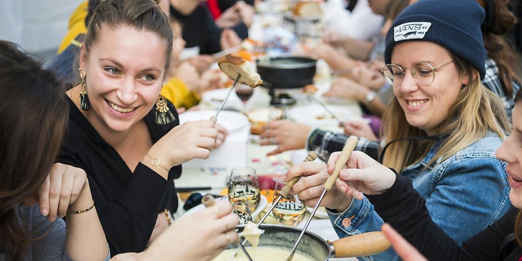 Keine Spur von Konkurrenzkampf an dieser Weltmeisterschaft in Tartegnin (VD): Fondue kochen und essen führt bei den Besuchern zu guter Laune und ausgelassener Stimmung.