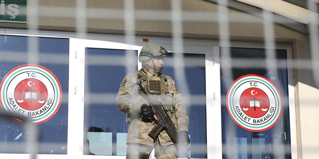 Wachtposten am Montag vor dem Gericht im Gefängnis von Silivri.