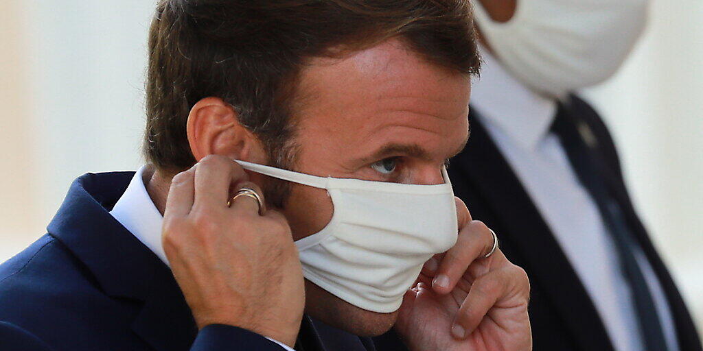 Angesichts weiter steigender Fallzahlen beim Coronavirus hat Frankreichs Staatspräsident, Emmanuel Macron (links), ein Treffen der Regierung einberufen, um über weiter Massnahmen zur Eindämmung des Virus zu beraten. (Archivbild) Angesichts weiter steigender Fallzahlen beim Coronavirus hat Frankreichs Staatspräsident, Emmanuel Macron (links), ein Treffen der Regierung einberufen, um über weiter Massnahmen zur Eindämmung des Virus zu beraten. (Archivbild)