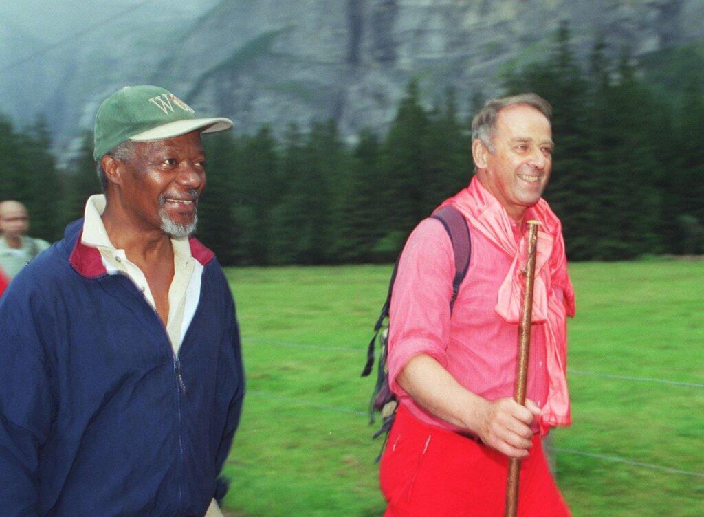 Eine besondere Freundschaft verband alt Bundesrat Adolf Ogi mit Kofi Annan. Im August 2000 wanderte Ogi mit dem Uno-Generalsekretär im Gasterntal bei Kandersteg. (Archiv) Eine besondere Freundschaft verband alt Bundesrat Adolf Ogi mit Kofi Annan. Im August 2000 wanderte Ogi mit dem Uno-Generalsekretär im Gasterntal bei Kandersteg. (Archiv)