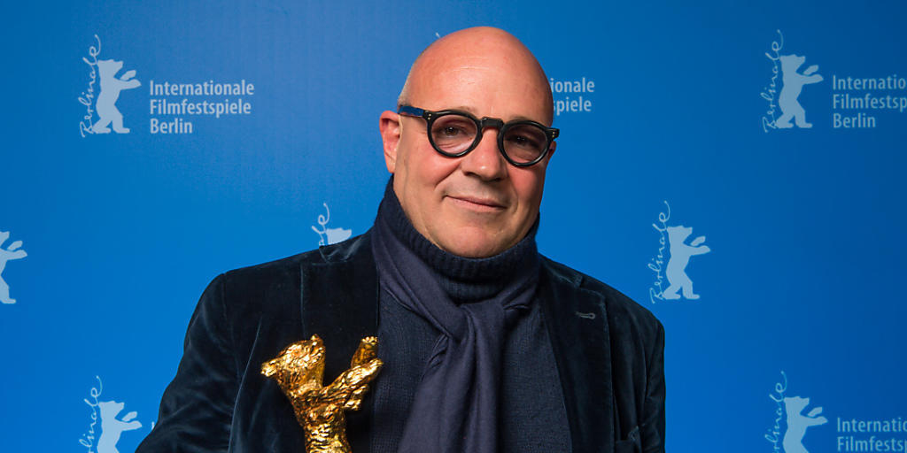 Der Goldene Bär der 66. Berlinale gehört ihm: Regisseur Gianfranco Rosi gewinnt mit dem italienischen Flüchtlingsdrama "Fuocoammare" die begehrte Auszeichnung für den besten Film. Der Goldene Bär der 66. Berlinale gehört ihm: Regisseur Gianfranco Rosi gewinnt mit dem italienischen Flüchtlingsdrama "Fuocoammare" die begehrte Auszeichnung für den besten Film.