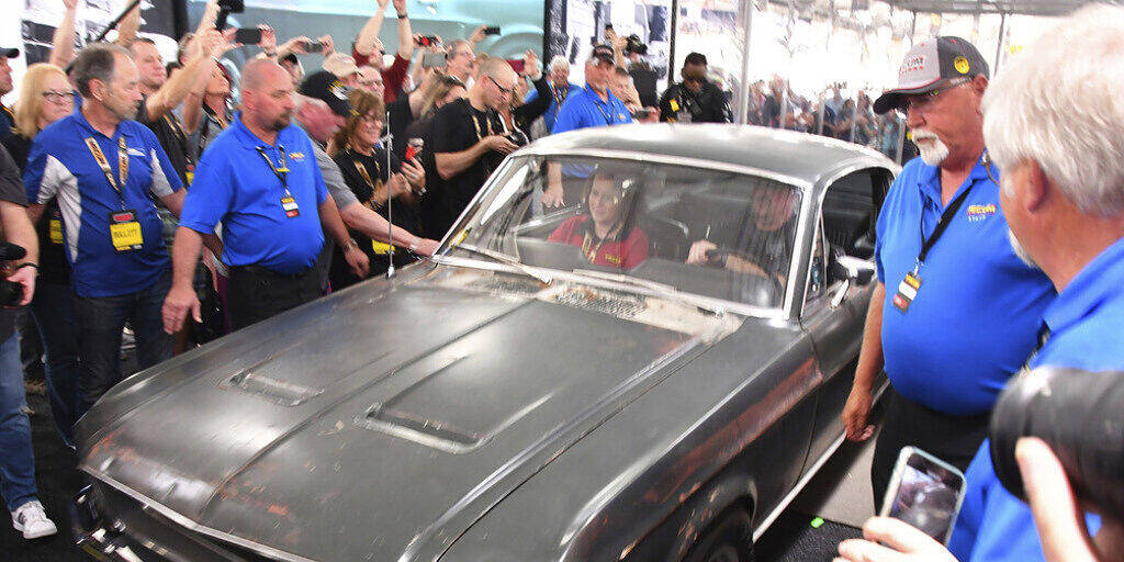 Der Ford Mustang GT aus dem Film "Bullitt" mit Steve McQueen am Freitag an einer Auktion in Kissimmee, Florida. Er fand für 3,7 Millionen Dollar einen neuen Besitzer. Der Ford Mustang GT aus dem Film "Bullitt" mit Steve McQueen am Freitag an einer Auktion in Kissimmee, Florida. Er fand für 3,7 Millionen Dollar einen neuen Besitzer.