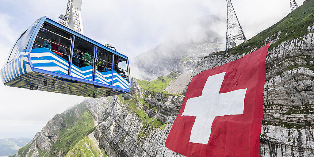 Trotz Corona-Krise soll die riesige Schweizerfahne am Säntis auch in diesem Jahr wieder aufgehängt werden. (Archivbild) Trotz Corona-Krise soll die riesige Schweizerfahne am Säntis auch in diesem Jahr wieder aufgehängt werden. (Archivbild)