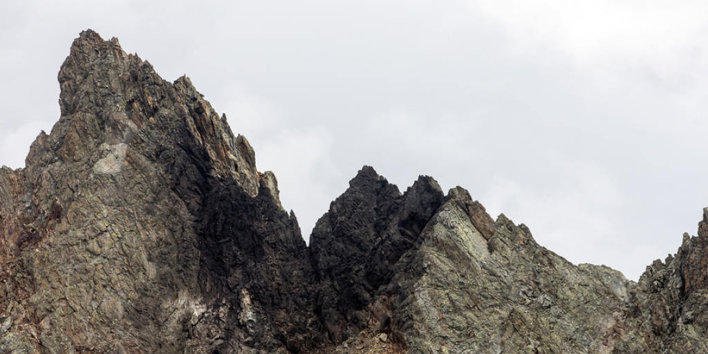 Die Unfallstelle in felsigem Gebiet der abgestürzten F/A-18 auf dem Sustenpass.