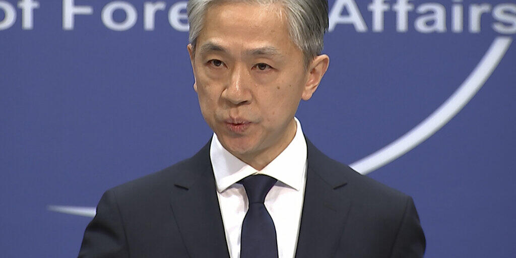Wang Wenbin, Sprecher des chinesischen Außenministeriums, spricht während einer routinemäßigen Pressekonferenz, auf der er dem Wahlgewinner Biden im Außenministerium gratulierte. Foto: Liu Zheng/AP/dpa