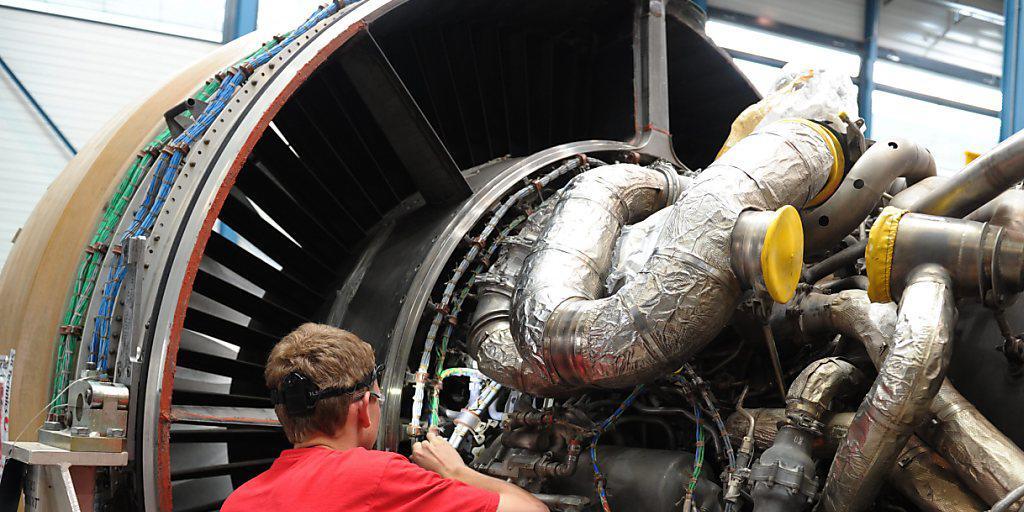 Ein Techniker von SR Technics geht seiner Arbeit im Hangar des Flughafen Zürichs nach. Das Flugzeugwartungsunternehmen SR Technics ist von der chinesischen HNA Aviation gekauft worden. 2016 haben chinesische Unternehmen kräftig im Logistik- und Infrastruktursektor der Schweiz zugekauft. (Archiv) Ein Techniker von SR Technics geht seiner Arbeit im Hangar des Flughafen Zürichs nach. Das Flugzeugwartungsunternehmen SR Technics ist von der chinesischen HNA Aviation gekauft worden. 2016 haben chinesische Unternehmen kräftig im Logistik- und Infrastruktursektor der Schweiz zugekauft. (Archiv)