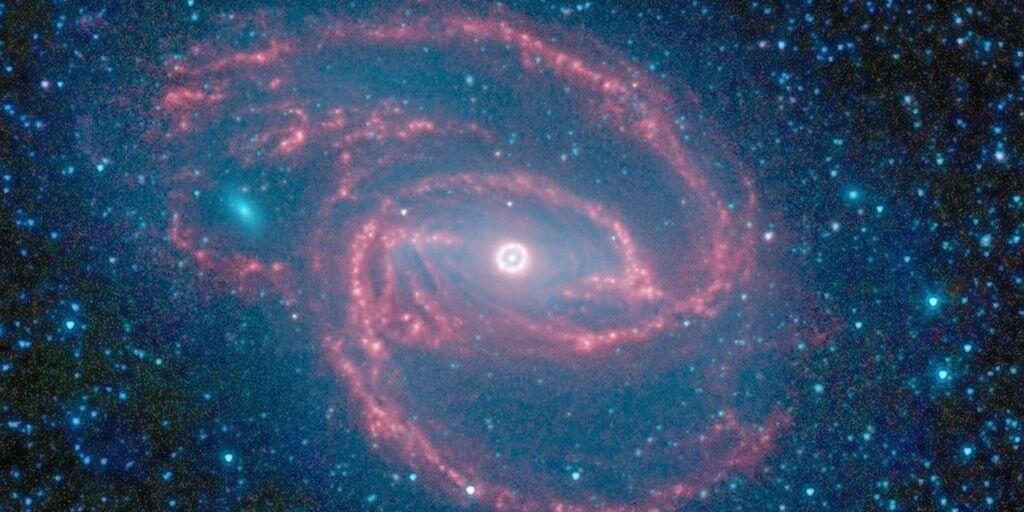 Fast 17 Jahre lang hat das Weltraum-Teleskop "Spitzer" einen fantastischen Job gemacht und etwa dieses Bild der Galaxie NGC-1097 zur Erde gesendet. Nun muss das Teleskop in den Ruhestand. (Archivbild)