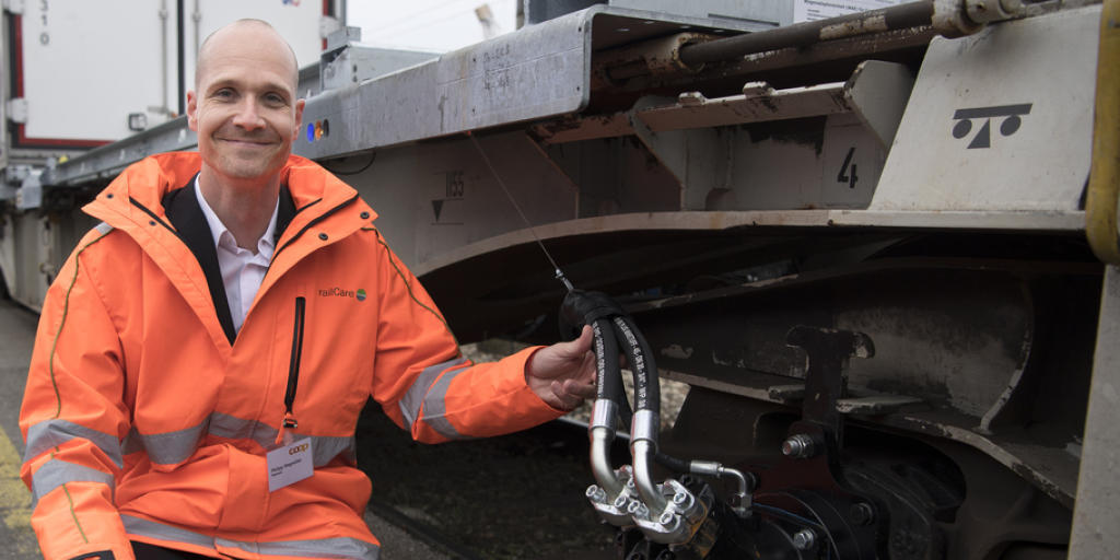 Railcare-CEO Philipp Wegmüller zeigt bei der MK in Oensingen das neue Energiegewinnungssystem "rCE-Powerpack". Dieses generiert über die Bewegung der Radachsen Energie, die zur Kühlung des Containers verwendet werden kann.