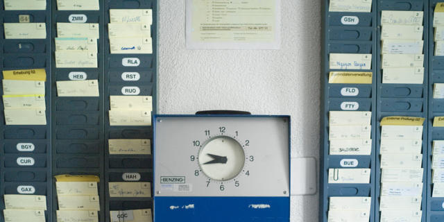 Stempeluhr und Stempelkarten (Symbolbild)