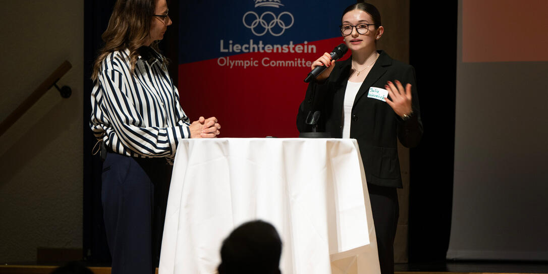 Kunstturnerin Julia Weissenhofer (rechts) stellt eine Trainingsapp vor.