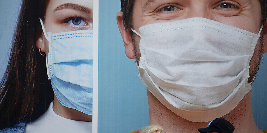 Passanten mit Schutzmasken gehen in Ramat Gan an einer Werbetafel vorbei, die das Tragen von Masken und die Einhaltung der Hygieneregeln während der Corona-Pandemie bewirbt. Foto: Oded Balilty/AP/dpa Passanten mit Schutzmasken gehen in Ramat Gan an einer Werbetafel vorbei, die das Tragen von Masken und die Einhaltung der Hygieneregeln während der Corona-Pandemie bewirbt. Foto: Oded Balilty/AP/dpa