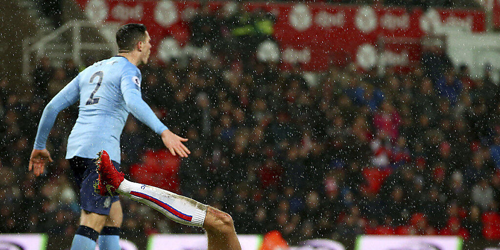 Ein Bild mit Symbolcharakter: Stoke City (hier Peter Crouch) liegt am Boden