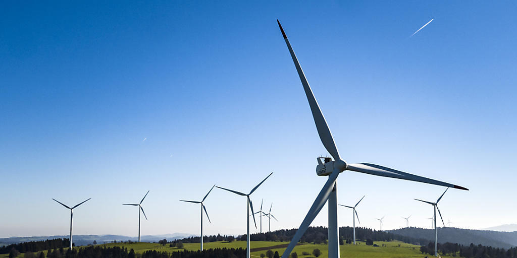 In der Schweiz sollen in den nächsten Jahrzehnten zahlreiche Windanlagen gebaut werden. Der Bundesrat hat die Grundsätze dazu festgelegt. Im Bild Windturbinen auf dem Mont Croset in Saint-Imier BE.