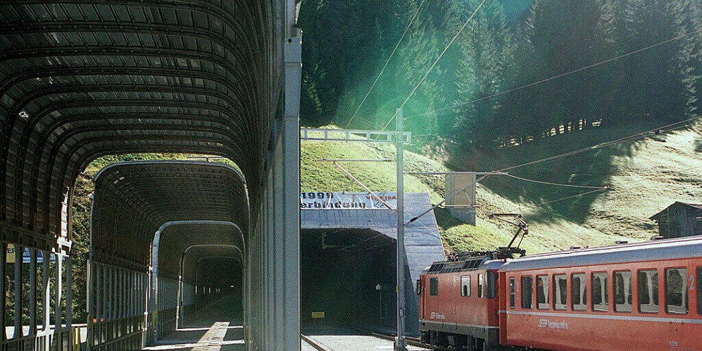 Der Vereinatunnel, der das Prättigau mit dem Unterengadin verbindet, ist auch 20 Jahre nach der Eröffnung eine Erfolgsgeschichte. Das Bild zeigt das Nordportal Selfranga bei Klosters. Der Vereinatunnel, der das Prättigau mit dem Unterengadin verbindet, ist auch 20 Jahre nach der Eröffnung eine Erfolgsgeschichte. Das Bild zeigt das Nordportal Selfranga bei Klosters.