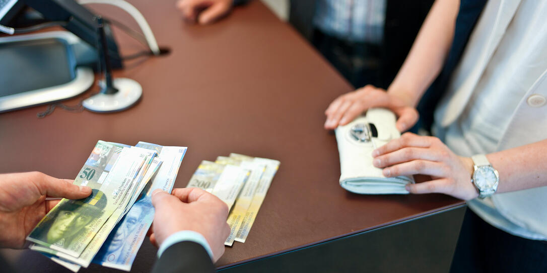 BANK, BANKFILIALE, SCHALTER, GELD, FILIALE, BANKNOTEN, FUENFZIGERNOTEN, HUNDERTERNOTEN, ZWEIHUNDERTERNOTEN, PORTMONEE, PORTE MONNAIE, UHR, FRANKEN, BANKNOTEN, BANKNOTE, SCHWEIZER GELD, BANK, BANKFILIALE, SCHALTER, GELD, FILIALE, BANKNOTEN, FUENFZIGERNOTEN, HUNDERTERNOTEN, ZWEIHUNDERTERNOTEN, PORTMONEE, PORTE MONNAIE, UHR, FRANKEN, BANKNOTEN, BANKNOTE, SCHWEIZER GELD,