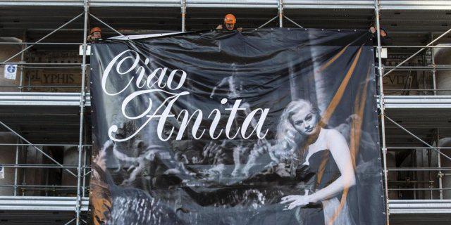 Ein Plakat mit Anita Ekberg nahe des Trevi-Brunnens in Rom Ein Plakat mit Anita Ekberg nahe des Trevi-Brunnens in Rom