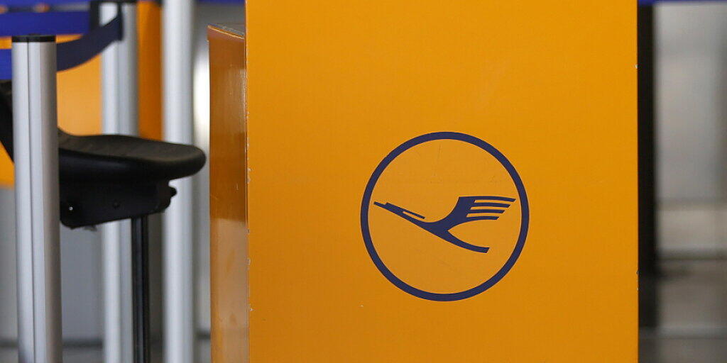 Mit verbindlichen Corona-Schnelltests unmittelbar vor dem Abflug will der Lufthansa-Konzern wieder mehr Flugreisen auf interkontinentalen Strecken ermöglichen. Das Pilotprojekt auf einigen Strecken in die USA soll noch im Oktober starten. (Archivbild) Mit verbindlichen Corona-Schnelltests unmittelbar vor dem Abflug will der Lufthansa-Konzern wieder mehr Flugreisen auf interkontinentalen Strecken ermöglichen. Das Pilotprojekt auf einigen Strecken in die USA soll noch im Oktober starten. (Archivbild)