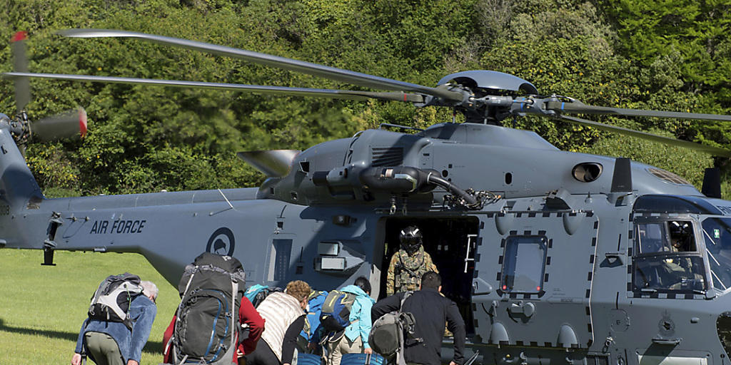 Touristen werden mit einem Armee-Helikopter in Sicherheit gebracht