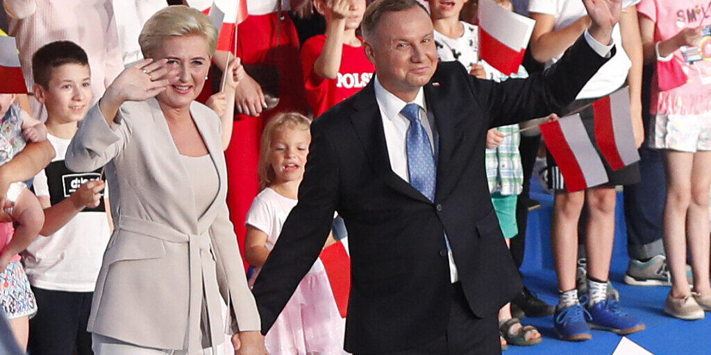 Andrzej Duda (vorne,r), Präsident von Polen, und seine Frau Agata Kornhauser-Duda kurz nach dem Ende des Wahltages zur Präsidentschaft. Foto: Petr David Josek/AP/dpa