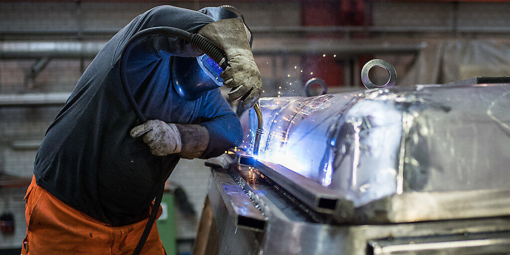 Weil mittlerweile drei Viertel der Erwerbstätigen in Dienstleistungs- und nicht mehr in Industrieberufen arbeiten, fordert der Schweizerische Gewerbeverband flexiblere Arbeits- und Pausenmodelle. (Archivbild).