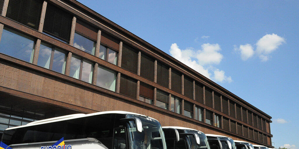 Das Busunternehmen Eurobus plant den Aufbau von Fernbusreisen in der Schweiz und setzt im Verkauf auf das Buchungssystem von Flixbus. Dazu ist Eurobus mit dem deutschen Branchenprimus eine Vertriebspartnerschaft eingegangen. (Archivbild)