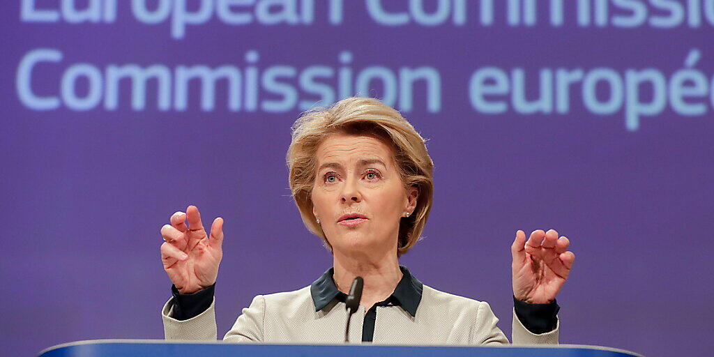 EU-Kommissionspräsidentin Ursula von der Leyen will beim EU-Budget für die kommenden Jahre angesichts der Coronavirus-Krise nochmals über die Bücher gehen. (Archivbild)