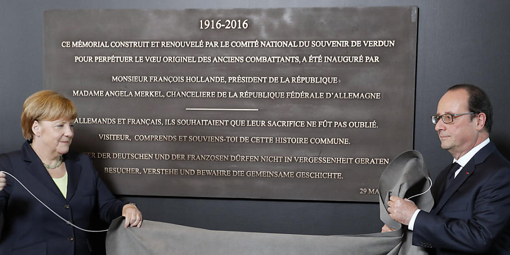 Merkel und Hollande enthüllen Gedenktafel, die erstmals neben den französischen auch auf die getöteten deutschen Soldaten verweist